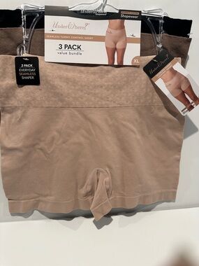 NWT UnderWhere Seamless Tummy Control Shorts Moderate Control Shapewear.